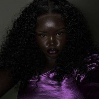 Nyadollie Deng mulai aktif di media sosial sejak Januari 2023, membagikan tutorial makeup yang dikhususkan untuk mereka yang memiliki kulit gelap. Video-videonya yang mempromosikan merek kosmetik yang cocok untuk kulit gelap, serta tips dalam mengaplikasikan makeup, mendapat sambutan positif dari banyak orang. Foto: dok. Instagram @nyadolliee