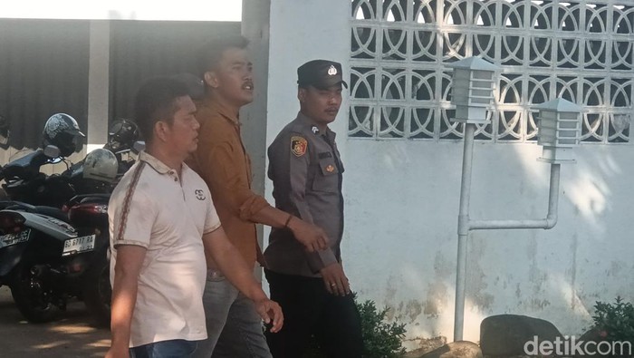 Oknum honorer (baju cokelat) yang tendang mahasiswa di tengah aksi tolak RUU Pilkada.