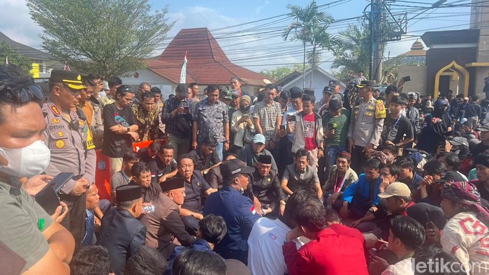 Oknum honorer DPRD Provinsi Bengkulu menyampaikan permintaan maaf di depan massa aksi.