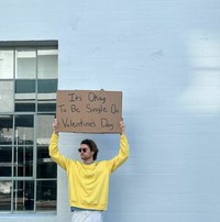 Akun Dude With Sign milik Seth Philips menampilkan protes untuk banyak hal. Sering kali protesnya bikin nyengir dan bilang 