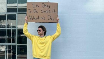 Single saat Hari Valentine? No problemo. Foto: Instagram/dudewithsign