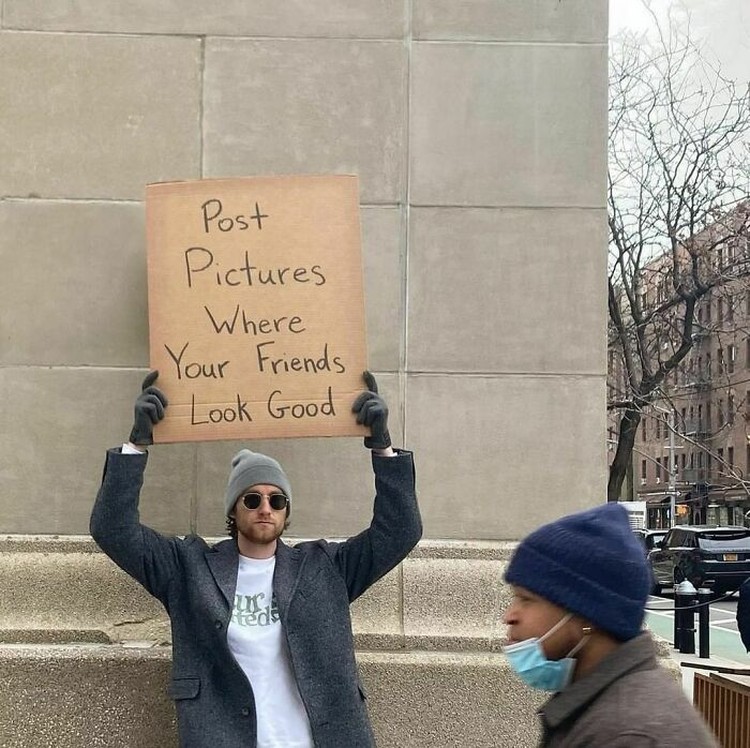 Akun Dude With Sign milik Seth Philips menampilkan protes untuk banyak hal. Sering kali protesnya bikin nyengir dan bilang 