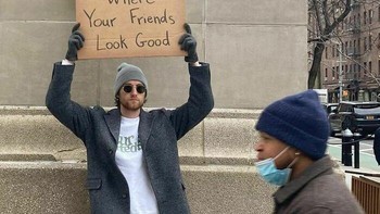 Kalau upload foto, unggah yang temanmu juga kelihatan bagus. Foto: Instagram/dudewithsign