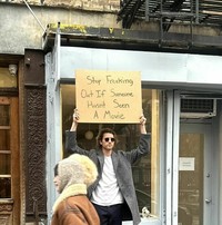 Akun Dude With Sign milik Seth Philips menampilkan protes untuk banyak hal. Sering kali protesnya bikin nyengir dan bilang 