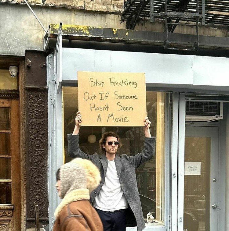 Akun Dude With Sign milik Seth Philips menampilkan protes untuk banyak hal. Sering kali protesnya bikin nyengir dan bilang 