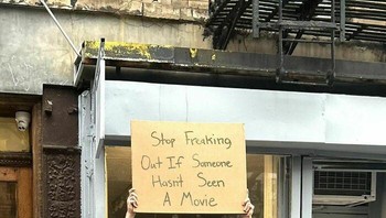Nggak usah berlebihan kalau ada orang yang belum nonton film tertentu. Foto: Instagram/dudewithsign