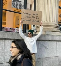 Akun Dude With Sign milik Seth Philips menampilkan protes untuk banyak hal. Sering kali protesnya bikin nyengir dan bilang 