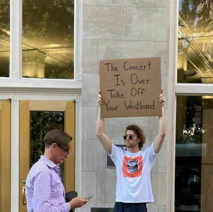 Akun Dude With Sign milik Seth Philips menampilkan protes untuk banyak hal. Sering kali protesnya bikin nyengir dan bilang 