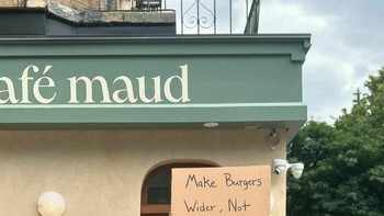 Burger itu harusnya tambah lebar, bukan tambah tinggi. Foto: Instagram/dudewithsign