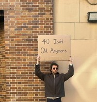Akun Dude With Sign milik Seth Philips menampilkan protes untuk banyak hal. Sering kali protesnya bikin nyengir dan bilang 