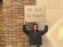 Orang Ini Unjuk Rasa Tiap Hari, Tulisannya Kocak-kocak