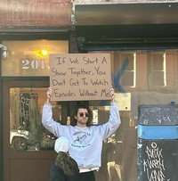 Akun Dude With Sign milik Seth Philips menampilkan protes untuk banyak hal. Sering kali protesnya bikin nyengir dan bilang 