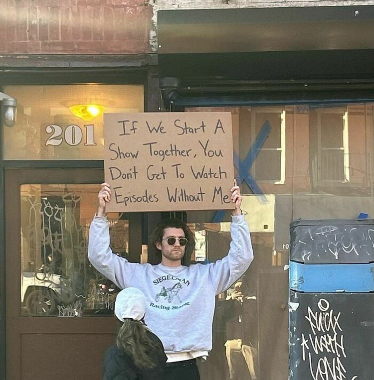 Akun Dude With Sign milik Seth Philips menampilkan protes untuk banyak hal. Sering kali protesnya bikin nyengir dan bilang 