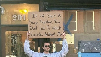 Kalau nonton series barengan, nggak boleh nonton episode selanjutnya sendirian. Foto: Instagram/dudewithsign