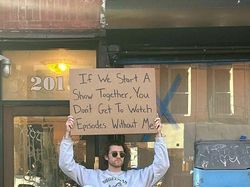 Orang Ini Unjuk Rasa Tiap Hari, Tulisannya Kocak-kocak