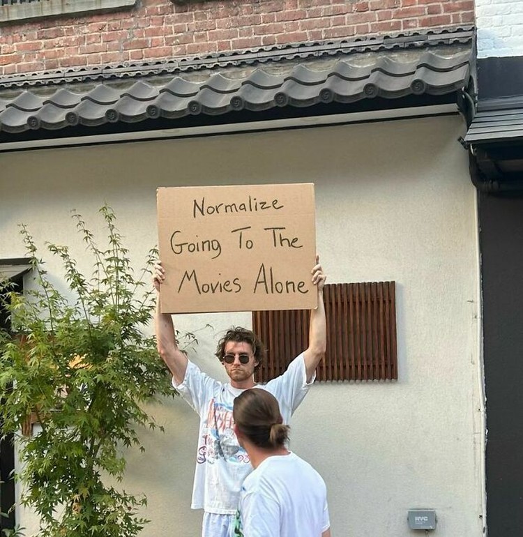 Akun Dude With Sign milik Seth Philips menampilkan protes untuk banyak hal. Sering kali protesnya bikin nyengir dan bilang 
