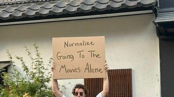 Nonton bioskop sendirian bukan hal yang aneh. Foto: Instagram/dudewithsign