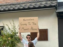 Orang Ini Unjuk Rasa Tiap Hari, Tulisannya Kocak-kocak