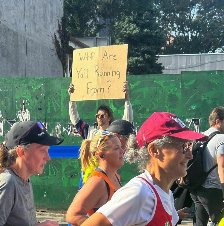 Akun Dude With Sign milik Seth Philips menampilkan protes untuk banyak hal. Sering kali protesnya bikin nyengir dan bilang 