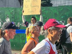 Orang Ini Unjuk Rasa Tiap Hari, Tulisannya Kocak-kocak