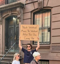 Akun Dude With Sign milik Seth Philips menampilkan protes untuk banyak hal. Sering kali protesnya bikin nyengir dan bilang 
