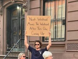 Orang Ini Unjuk Rasa Tiap Hari, Tulisannya Kocak-kocak