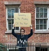 Akun Dude With Sign milik Seth Philips menampilkan protes untuk banyak hal. Sering kali protesnya bikin nyengir dan bilang 