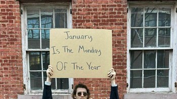 Januari adalah Senin-nya bulan. Foto: Instagram/dudewithsign