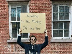 Orang Ini Unjuk Rasa Tiap Hari, Tulisannya Kocak-kocak