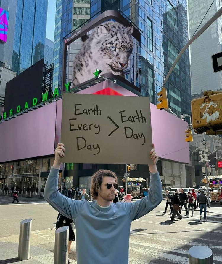 Akun Dude With Sign milik Seth Philips menampilkan protes untuk banyak hal. Sering kali protesnya bikin nyengir dan bilang 