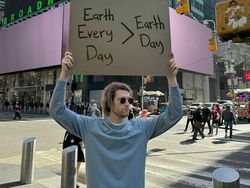 Orang Ini Unjuk Rasa Tiap Hari, Tulisannya Kocak-kocak