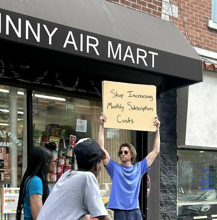 Akun Dude With Sign milik Seth Philips menampilkan protes untuk banyak hal. Sering kali protesnya bikin nyengir dan bilang 