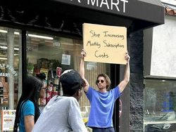 Orang Ini Unjuk Rasa Tiap Hari, Tulisannya Kocak-kocak