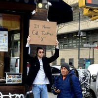 Akun Dude With Sign milik Seth Philips menampilkan protes untuk banyak hal. Sering kali protesnya bikin nyengir dan bilang 