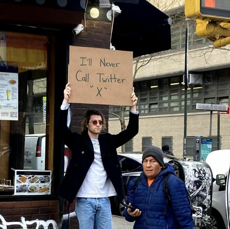 Akun Dude With Sign milik Seth Philips menampilkan protes untuk banyak hal. Sering kali protesnya bikin nyengir dan bilang 
