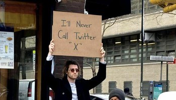 Aku tidak akan manggil Twitter jadi X. Baiklah. Foto: Instagram/dudewithsign