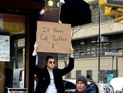 Orang Ini Unjuk Rasa Tiap Hari, Tulisannya Kocak-kocak