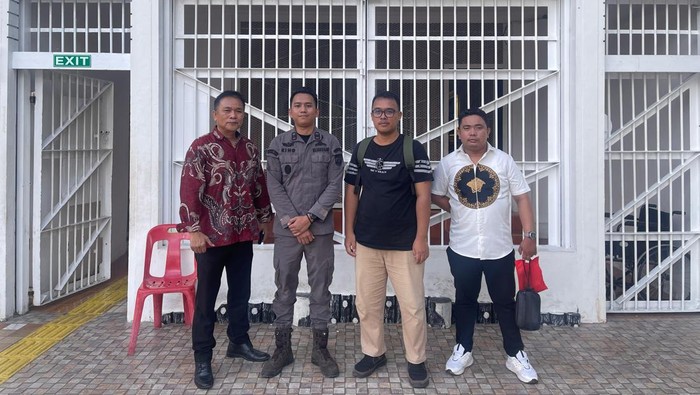 Palti Hutabarat bersama kuasa hukum dan JPU saat mengeksekusi putusan hakim di Lapas Labuhan Ruku. (Foto: Istimewa)