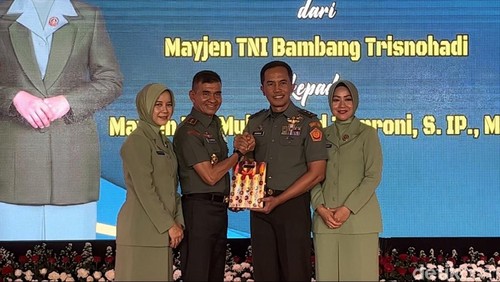 Mayjen TNI Muhammad Zamroni (kiri) dan Mayjen TNI Bambang Trisnohadi (kanan) saat acara lepas-sambut Pangdam IX/Udayana, Jumat (23/8/2024). (Ida Bagus Putu Mahendra/detikBali)