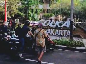 Papan Nama Depan Kantor Golkar DKI Dirusak Orang Tak Dikenal