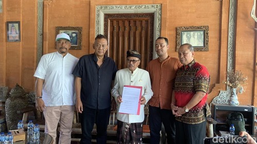 Para penglingsir atau raja puri di Bali menyatakan sikap menolak kegiatan apel Banser GP Ansor di Bali, Jumat (23/8/2024).