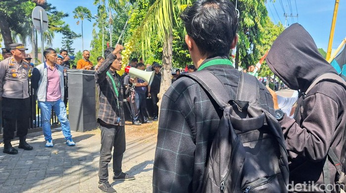 Pelantikan Anggota DPRD Bondowoso Diwarnai Aksi Mahasiswa Kawal Putusan MK