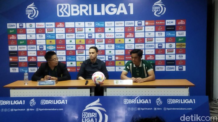 Pelatih Persebaya Paul Munster dan Ernando Ari