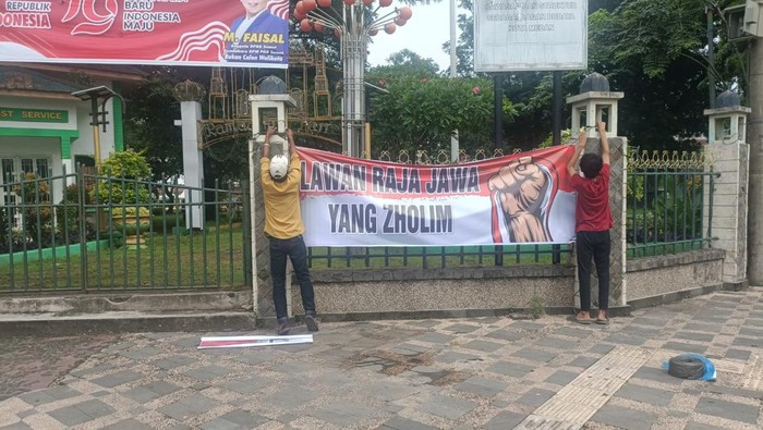 Pemasangan spanduk bertuliskan Lawan Raja Jawa Yang Zholim, di Kota Medan. (dok. Istimewa)