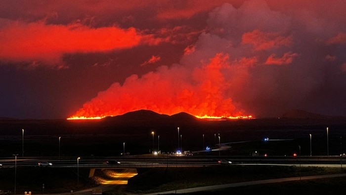 A volcano erupts, near Vogar, Iceland, August 22, 2024 in this picture obtained from social media. GISLI OLAFSSON/via REUTERS  THIS IMAGE HAS BEEN SUPPLIED BY A THIRD PARTY. MANDATORY CREDIT. NO RESALES. NO ARCHIVES.