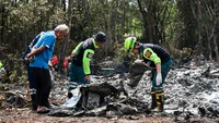 Lebih dari 300 personel militer dan relawan telah dikerahkan dalam pencarian. Pihak berwenang telah meluncurkan penyelidikan untuk mengidentifikasi penyebab kecelakaan itu. Mereka telah menemukan beberapa bagian tubuh, serta potongan-potongan pesawat, kata pihak berwenang.  