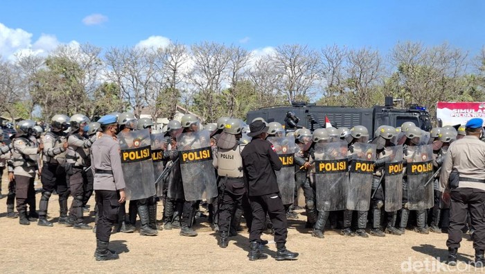 pelaksanaan Sispamkota Pilkada 2024 di Lapangan Lasitarda, Kota Kupang, NTT, Jumat (23/8/2024). (Yufengki Bria/detikBali).