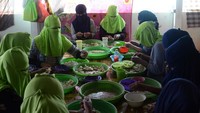 Dalam sehari, pekerja mampu memproduksi hingga 50 kg daging rajungan yang dijual Rp 200 ribu per kg dan dikirim ke Makassar untuk diolah lebih lanjut sebelum diekspor ke Jepang dan Korea.  
