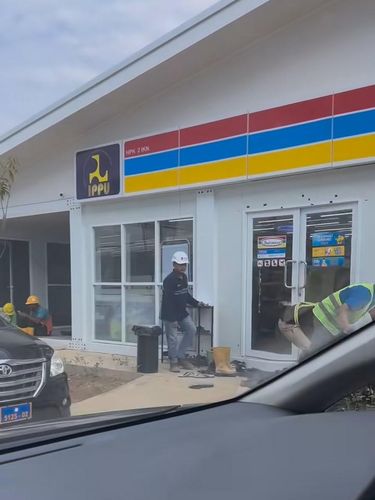 Pengunjung Minimarket Lepas Alas Kaki di IKN