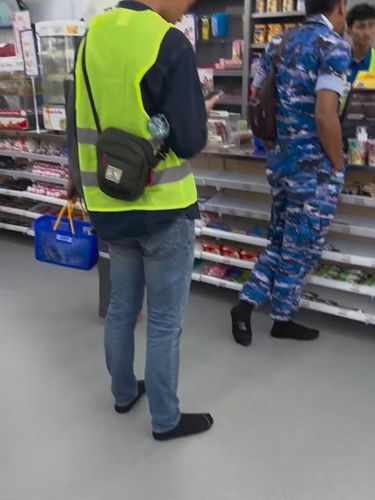 Pengunjung Minimarket Tanpa Alas Kaki di Minimarket di IKN
